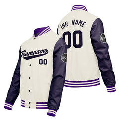 Maßgeschneiderte Creme Weiß Lila Letterman Varsity Jacket Individuelle Stickerei Druck nach Ihrem Wunsch