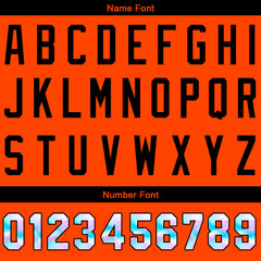 Ein personalisiertes authentisches Baseball-Trikot und eine Netz-Baseballmütze