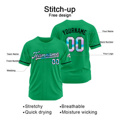 Ein personalisiertes authentisches Baseball-Trikot und eine Netz-Baseballmütze