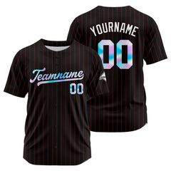 Ein personalisiertes authentisches Baseball-Trikot und eine Netz-Baseballmütze