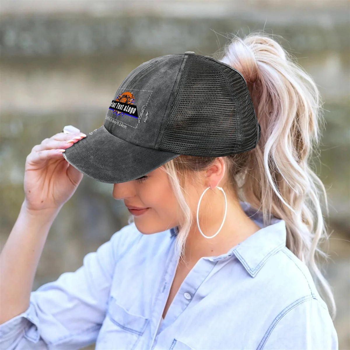 Kundenspezifisch Dunkelgrau gewaschener Mesh-Cowboy-Hut für Männer und Frauen mit Pferdeschwanz und Klettverschluss Kann mit Logo-Text bedruckt werden