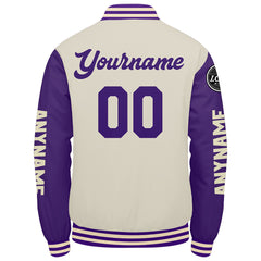 Maßgeschneiderte Lila Creme Letterman Varsity Jacket Individuelle Stickerei Druck nach Ihrem Wunsch