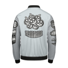 Maßgeschneiderte Grau Letterman Varsity Jacket Individuelle Stickerei  Druck nach Ihrem Wunsch