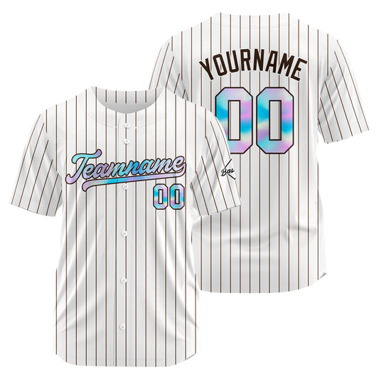 Ein personalisiertes  authentisches Baseball-Trikot und eine Netz-Baseballmütze