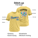 Ein personalisiertes  authentisches Baseball-Trikot und eine Netz-Baseballmütze
